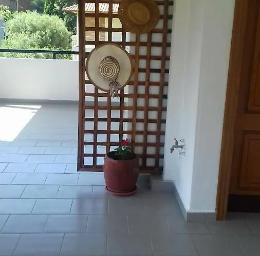 Fantasia And Néos Marmarás