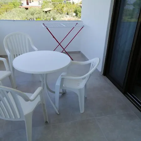 Fantasia And נאוס מרמרס